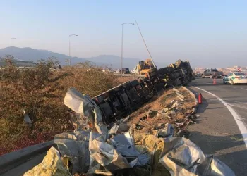 Bursa’da hurda yüklü TIR devrildi! 2 ölü