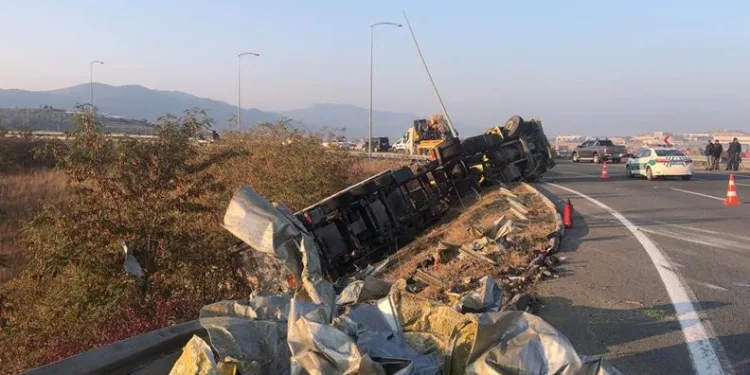 Bursa’da hurda yüklü TIR devrildi! 2 ölü