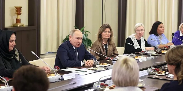 Putin, Ukrayna’da savaşan askerlerin anneleriyle bir araya geldi