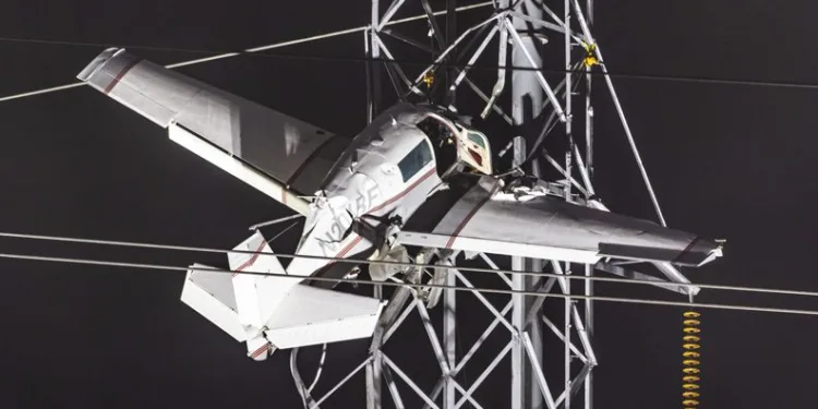 ABD’de uçak elektrik direğine saplandı