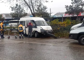 Zonguldak’ta iki araç kafa kafaya çarpıştı: 2 yaralı