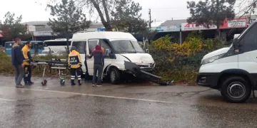 Zonguldak’ta iki araç kafa kafaya çarpıştı: 2 yaralı