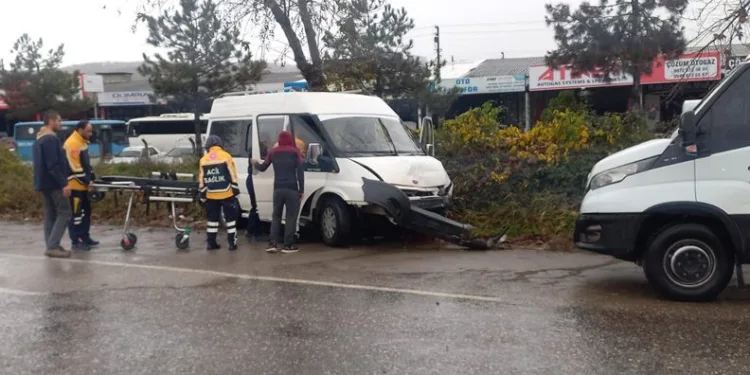 Zonguldak’ta iki araç kafa kafaya çarpıştı: 2 yaralı