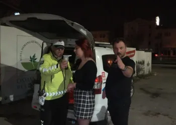 Dur ihtarına uymayan sürücü polis barikatına takıldı