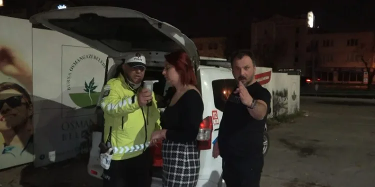 Dur ihtarına uymayan sürücü polis barikatına takıldı