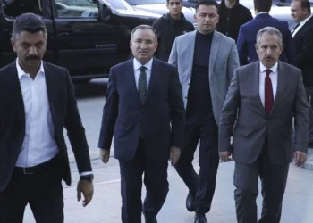 AK Parti’den anayasa değişikliği teklifi ziyareti