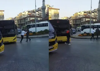 Bursa’da yol verme kavgasında bıçak çekti