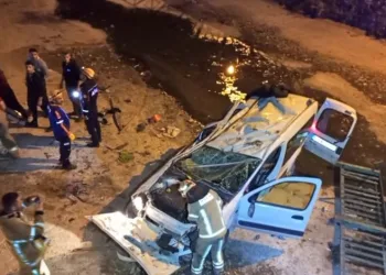 Bursa’da otomobil dereye uçtu: 3 yaralı