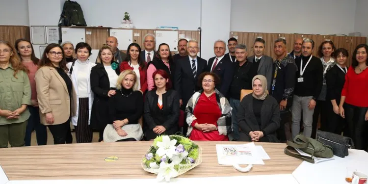 Başkan Erdem’den okullara Öğretmenler Günü ziyareti