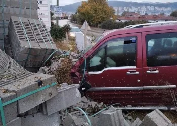 Bursa’da kontrolden çıkan araç birketlere çarptı