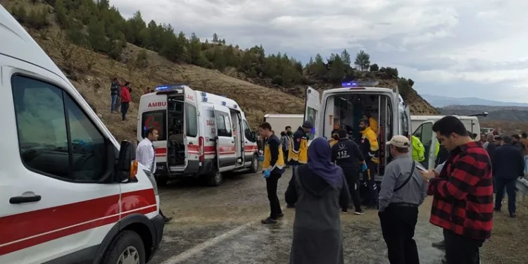 Mersin’de yolcu otobüsü devrildi: 18 yaralı