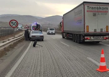 Kırıkkale’de tekeri kopan otomobil bariyere çarptı: 3 yaralı