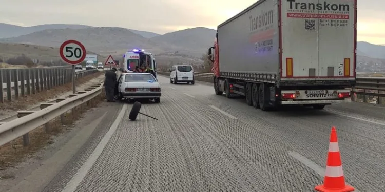 Kırıkkale’de tekeri kopan otomobil bariyere çarptı: 3 yaralı