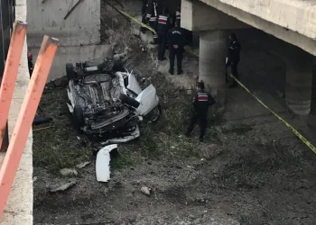 Konya’da otomobil tahliye kanalına uçtu: 3 ölü