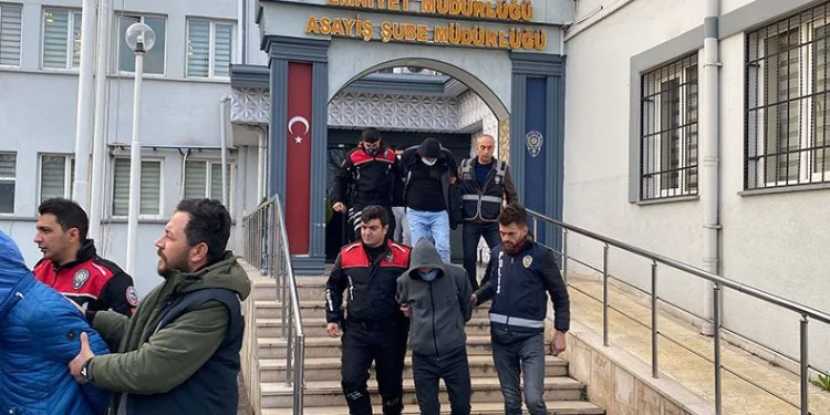 Kadınlara zorla fuhuş yaptıran 12 çete üyesi tutuklandı
