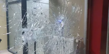 Önüne çıkan iş yerlerine kurşun yağdırdı