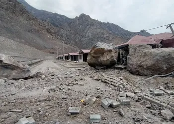 Dev kayalar evlerin üzerine düştü