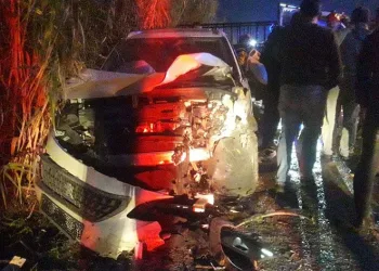 Otomobil ve kamyonet kafa kafaya çarpıştı