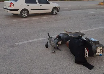 Motosiklet ile otomobil çarpıştı
