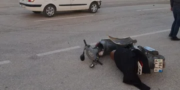 Motosiklet ile otomobil çarpıştı