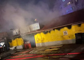 Yan yana bulunan 3 dükkan yandı