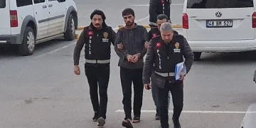 Silah çekip kuyumcuyu soymaya çalıştı