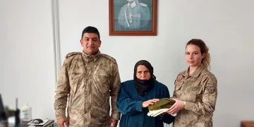 Mehmetçik için çorap ördü