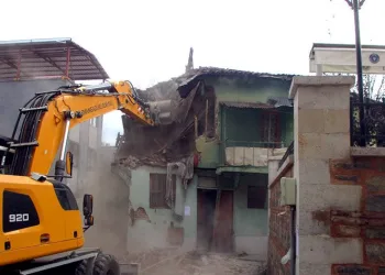 Tehlike saçan metruk binalar yıkılıyor