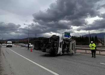 Bursa’da devrilen tırın sürücüsü yaralandı