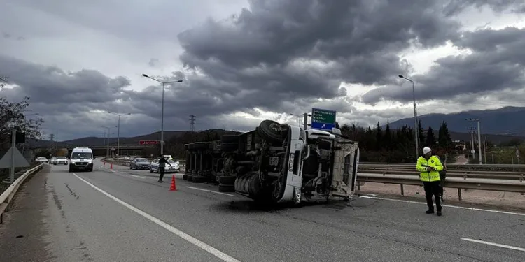Bursa’da devrilen tırın sürücüsü yaralandı