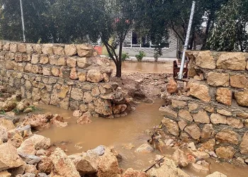 Suyun tahliyesi için bahçe duvarını yıktı