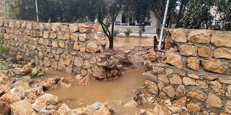 Suyun tahliyesi için bahçe duvarını yıktı