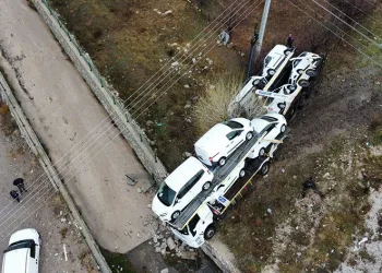 Sıfır araçlar yola savruldu