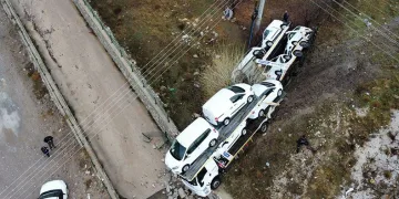 Sıfır araçlar yola savruldu