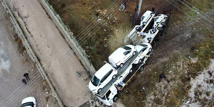 Sıfır araçlar yola savruldu