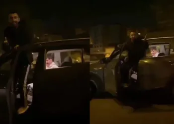 Kapısı açık otomobili ayakta kullandı