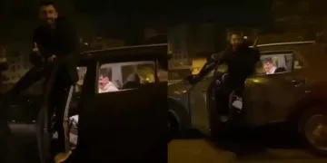 Kapısı açık otomobili ayakta kullandı
