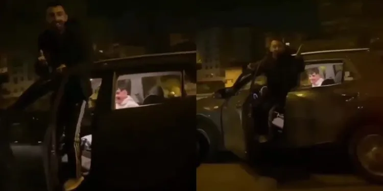 Kapısı açık otomobili ayakta kullandı