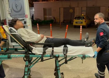 Sigara vermeyen gencin karnına bıçak sapladı