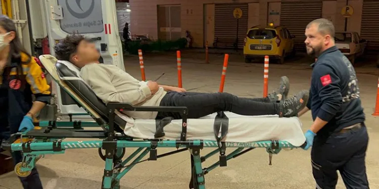 Sigara vermeyen gencin karnına bıçak sapladı