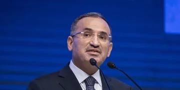 Bakanı Bozdağ: “Bombalı saldırıyı lanetliyorum”