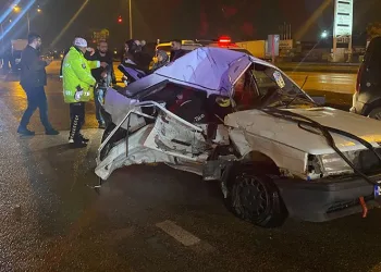 Bursa’da kamyon ile otomobil çarpıştı : 2 yaralı
