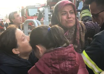 Mahsur kalan kadını itfaiye kurtardı