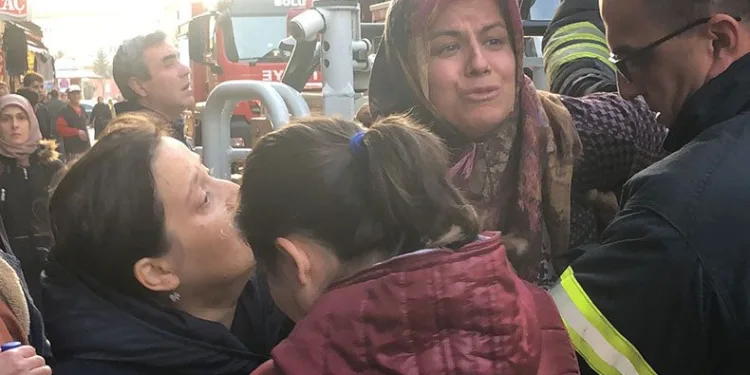 Mahsur kalan kadını itfaiye kurtardı