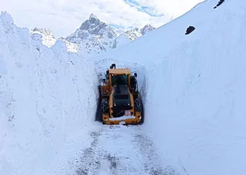 Yüksekova’da 4 metreyi geçen kar tüneller