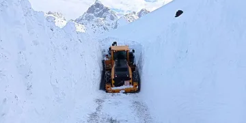 Yüksekova’da 4 metreyi geçen kar tüneller