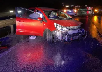 Bursa’da kontrolden çıkan otomobil bariyerlere çarptı
