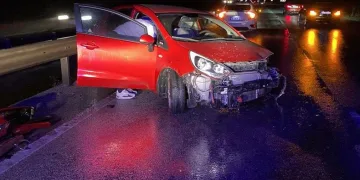 Bursa’da kontrolden çıkan otomobil bariyerlere çarptı