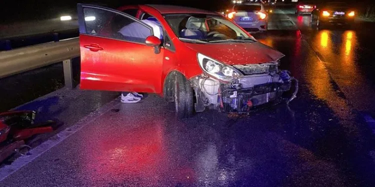 Bursa’da kontrolden çıkan otomobil bariyerlere çarptı
