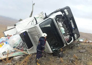 Van’da 2 tır kafa kafaya çarpıştı